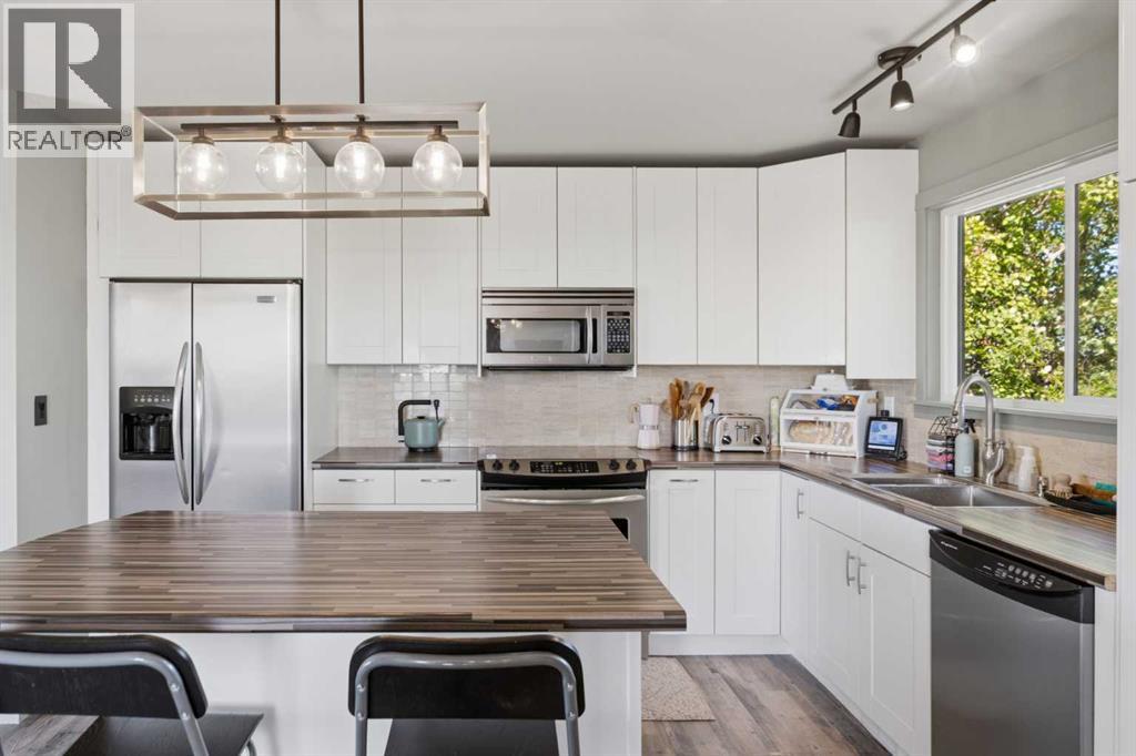 482103 160 Street E - 7