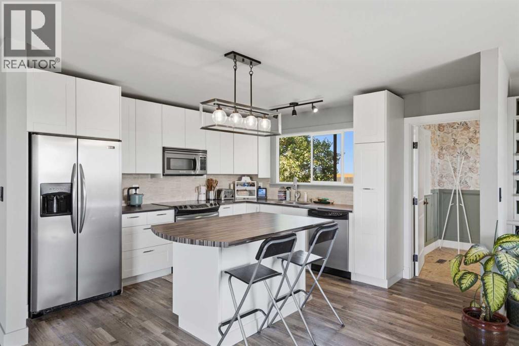 482103 160 Street E - 6
