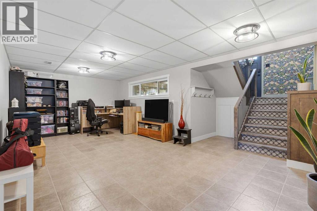 482103 160 Street E - 19