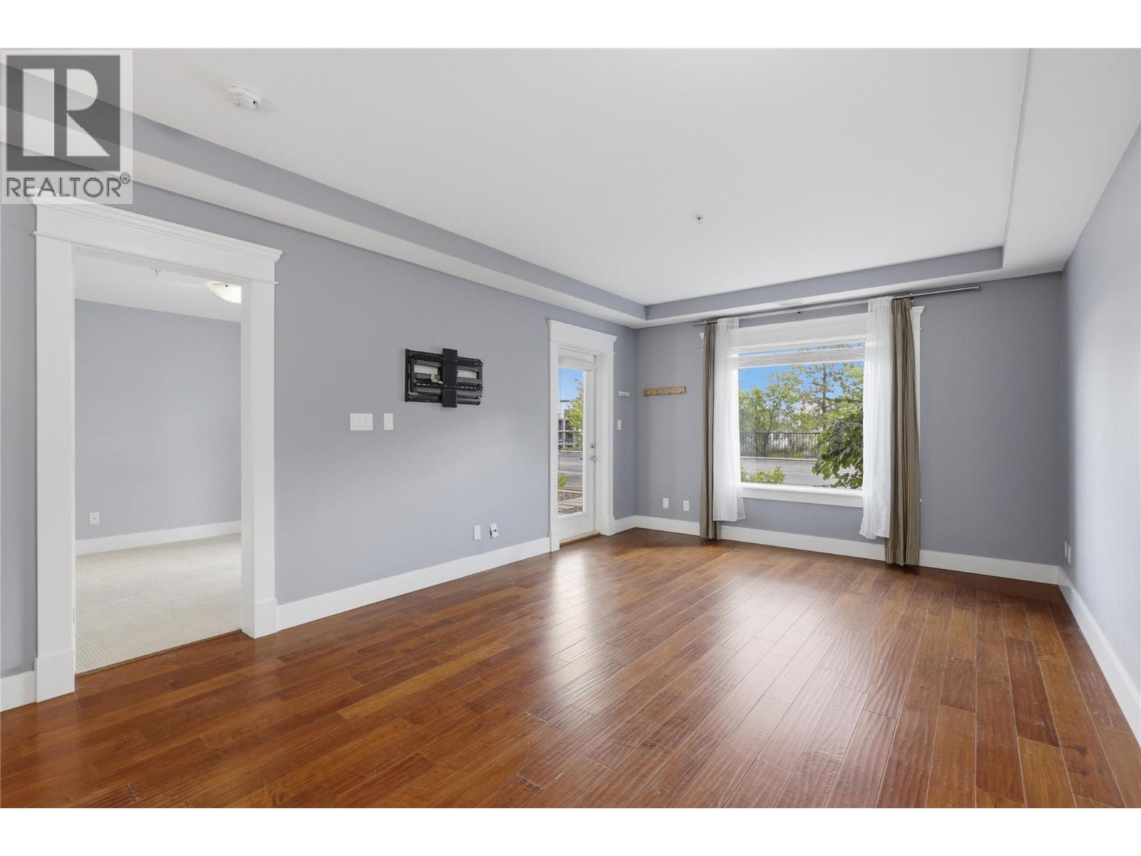 #104 975 Victoria Street W Street - 9