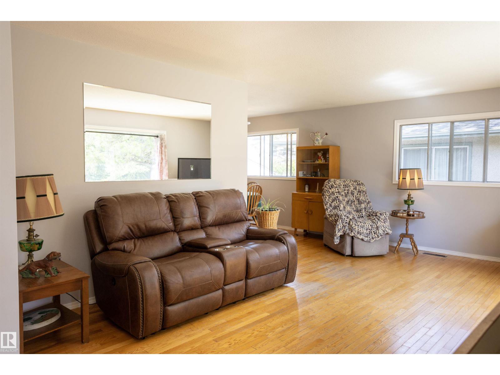 10428 68 AV NW - 10