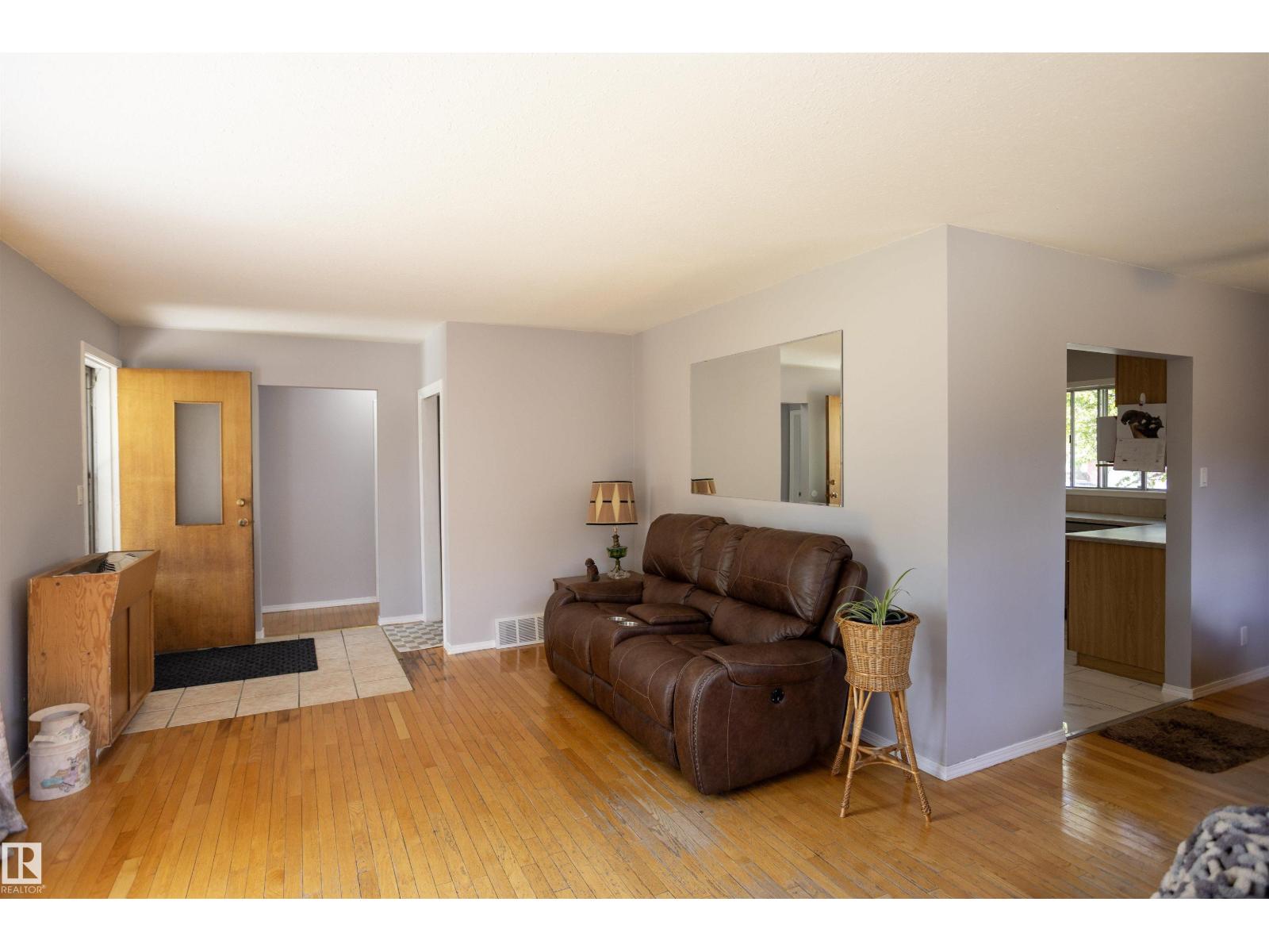 10428 68 AV NW - 7