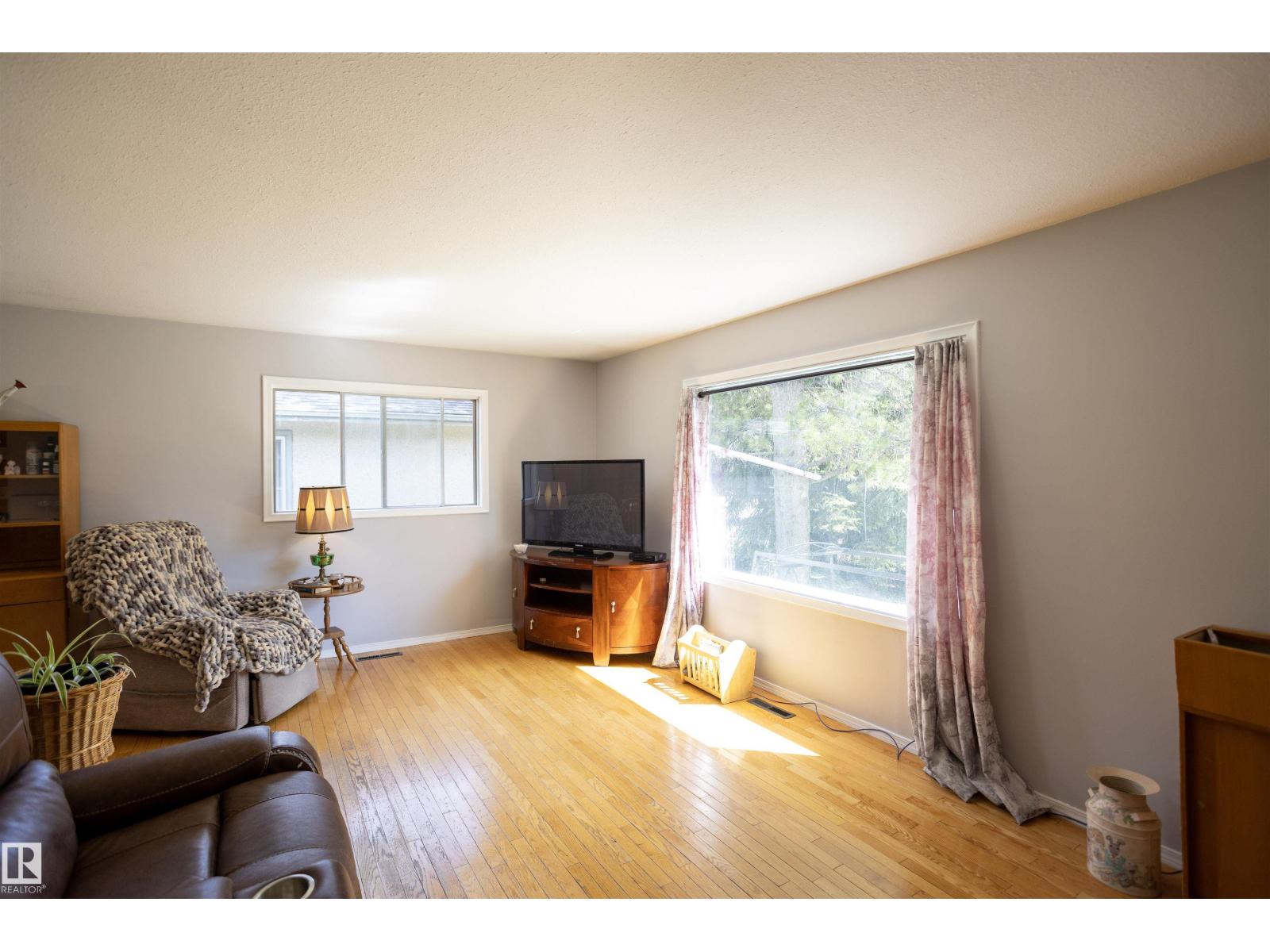 10428 68 AV NW - 8