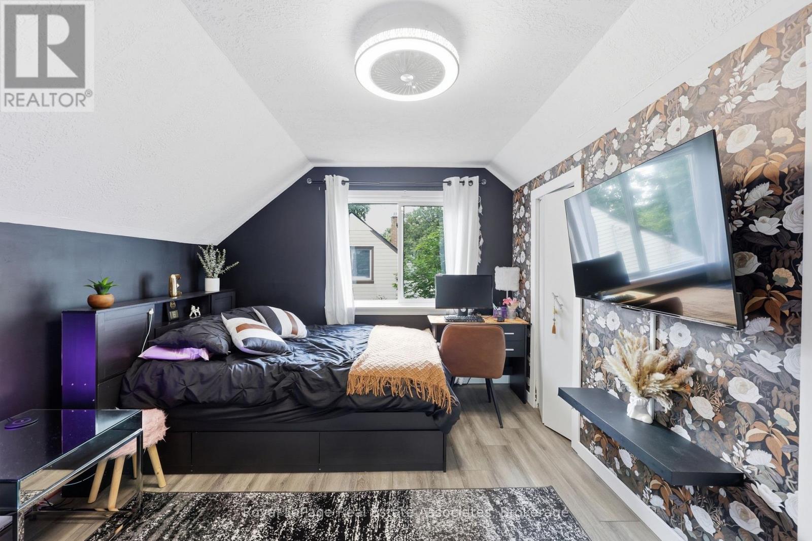 21 RIDGEWOOD AVENUE - 21