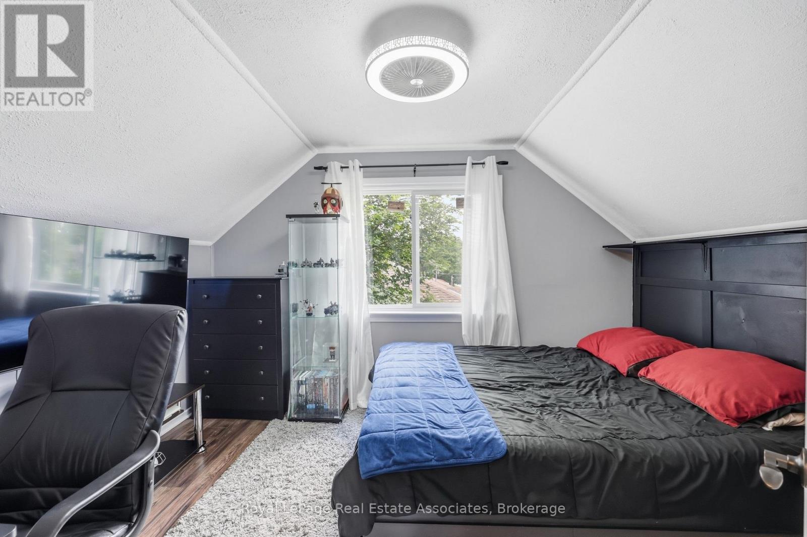 21 RIDGEWOOD AVENUE - 22