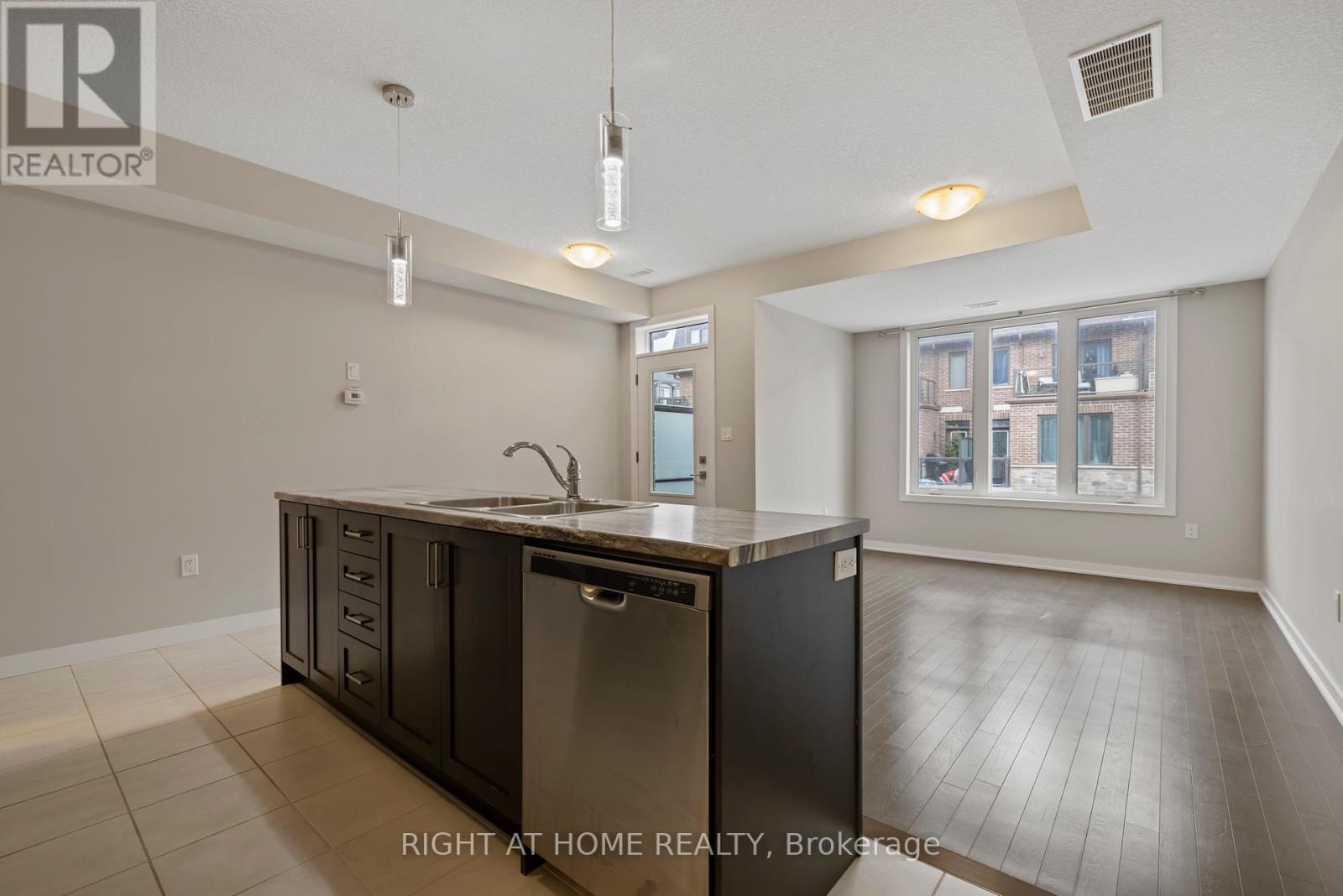 Kitchen & Living