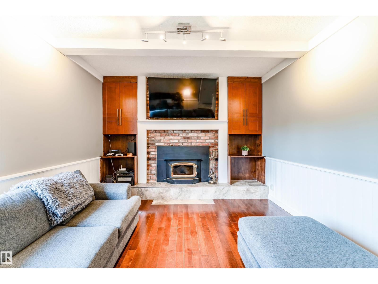 5212 142 ST NW - 28