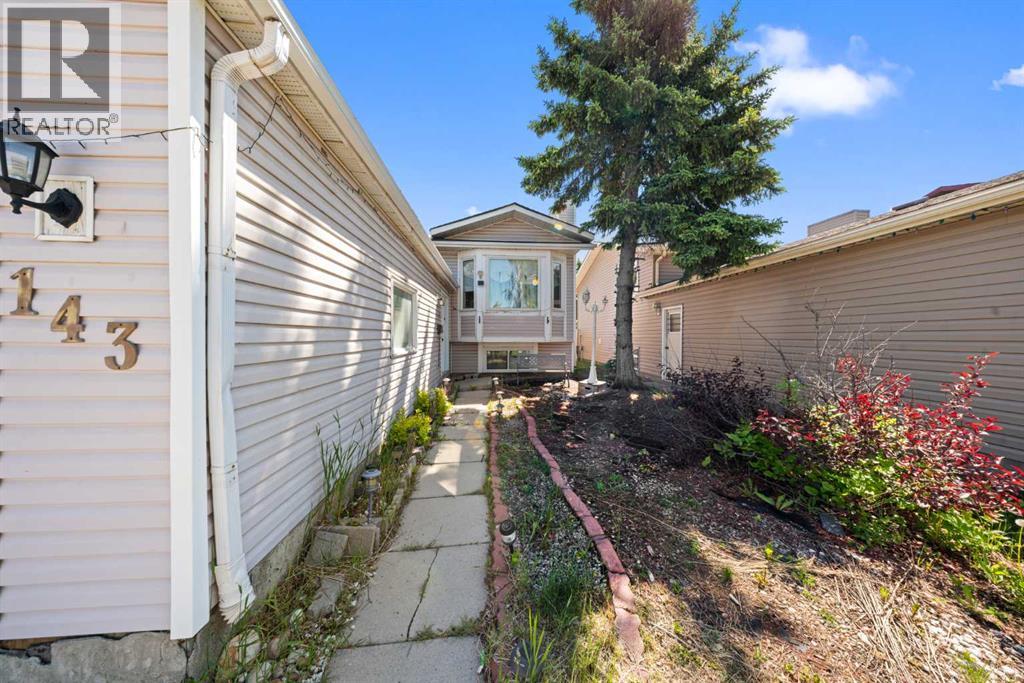 143 Castlebrook Rise NE - 3