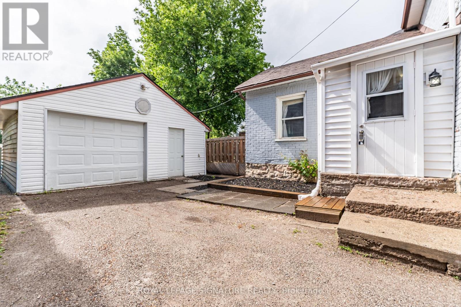 195 RUBIDGE STREET - 27