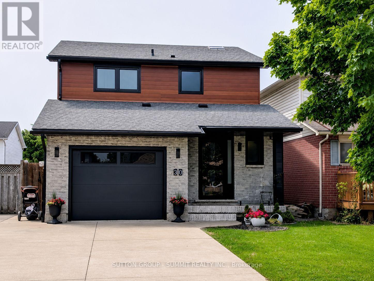 30 BUCHANAN CRESCENT - 1