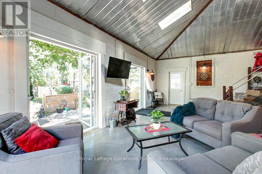 138 BRUCE STREET S - 6