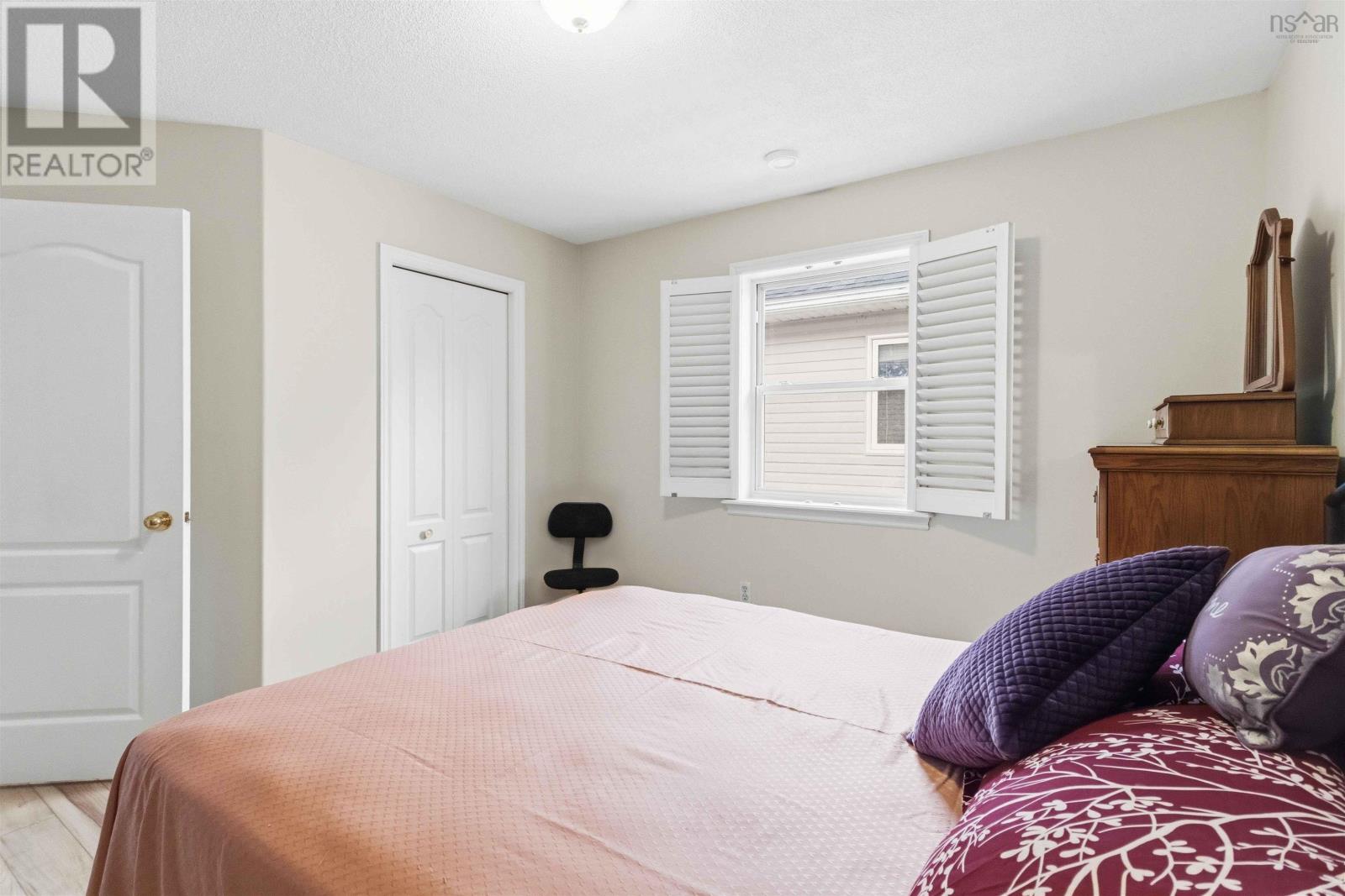 36 Roxham Close - 32