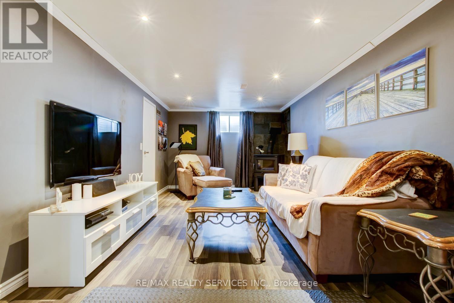 16 CAVALIER COURT - 36