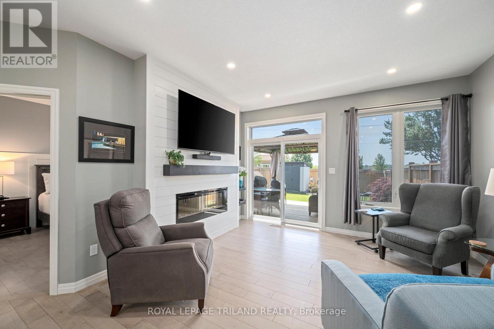 32 CHARTER CREEK COURT - 1