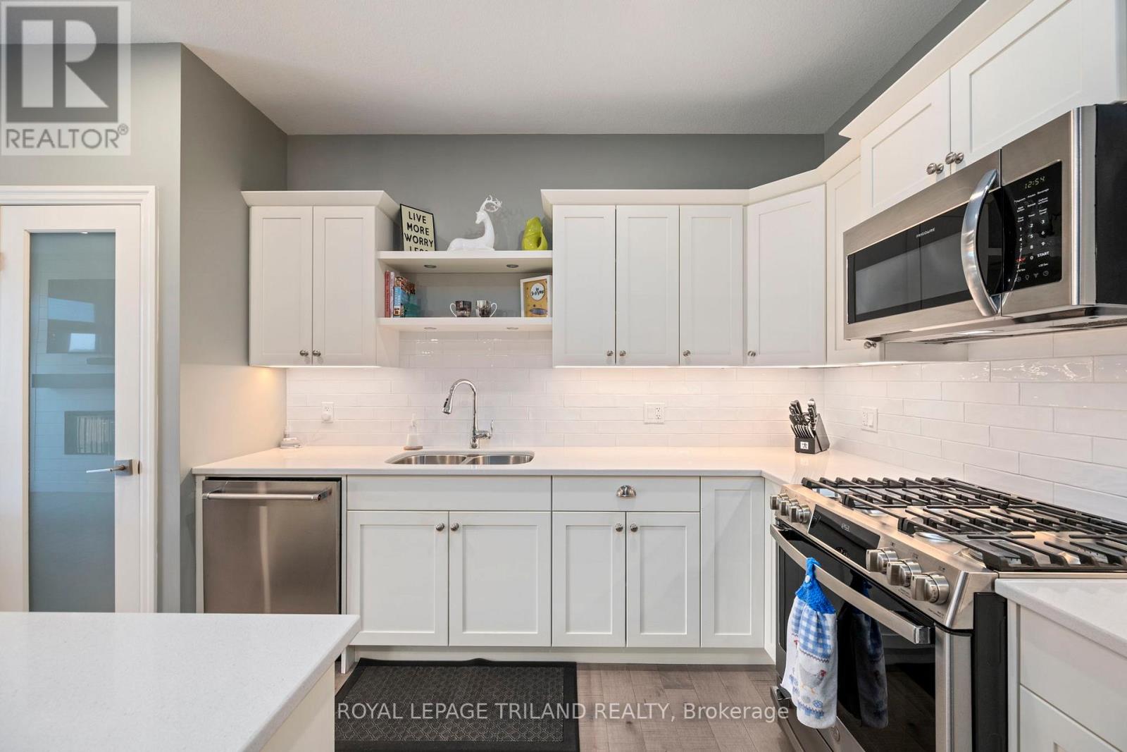 32 CHARTER CREEK COURT - 12