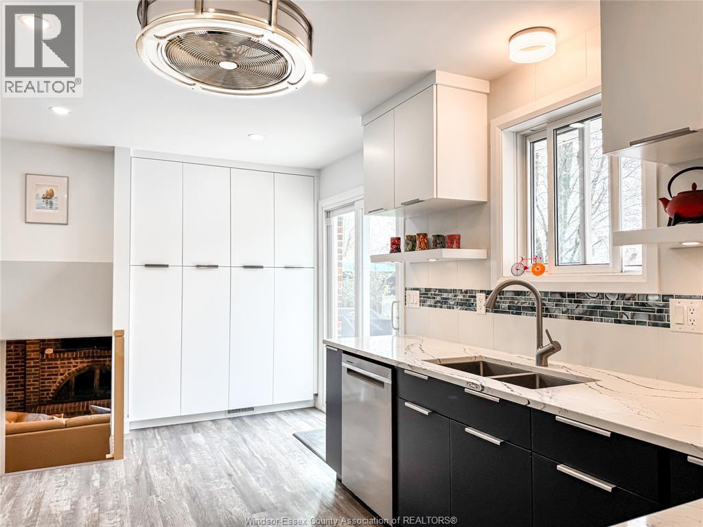 276 FAIRWAY CRES - 17