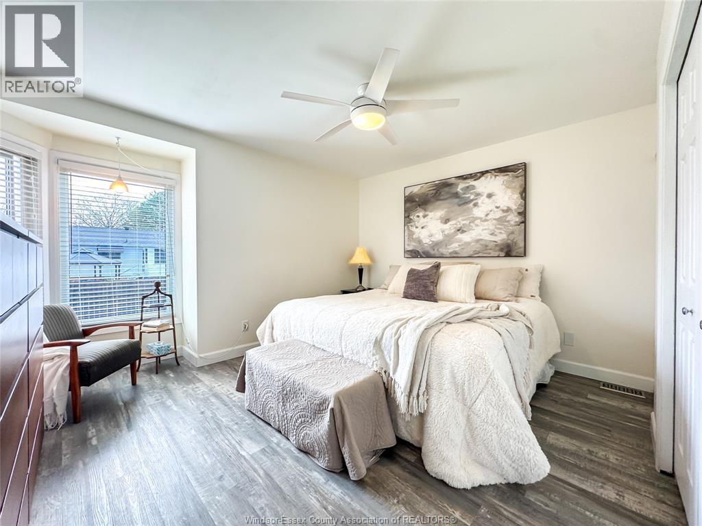 276 FAIRWAY CRES - 18