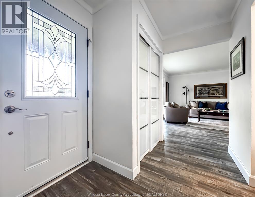 276 FAIRWAY CRES - 2