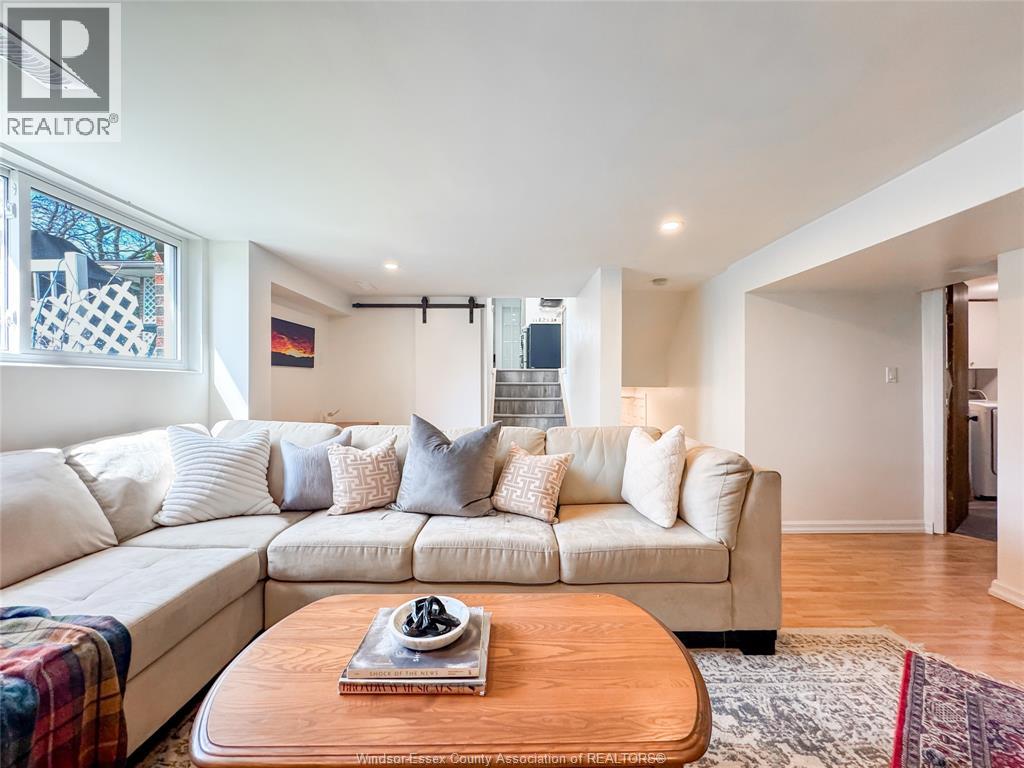 276 FAIRWAY CRES - 27