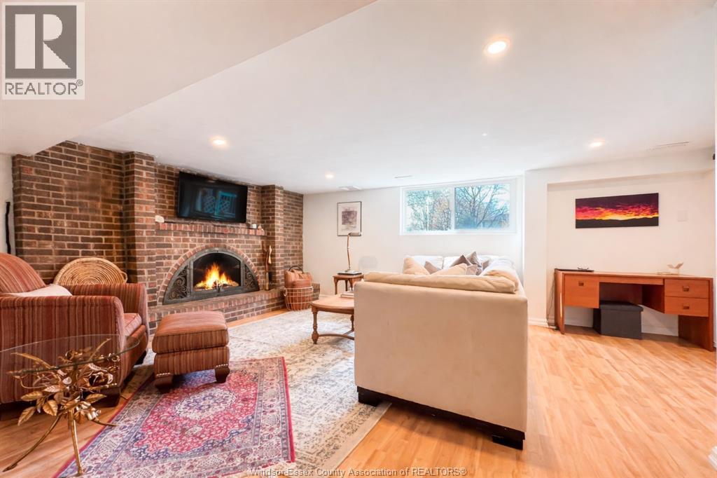 276 FAIRWAY CRES - 29