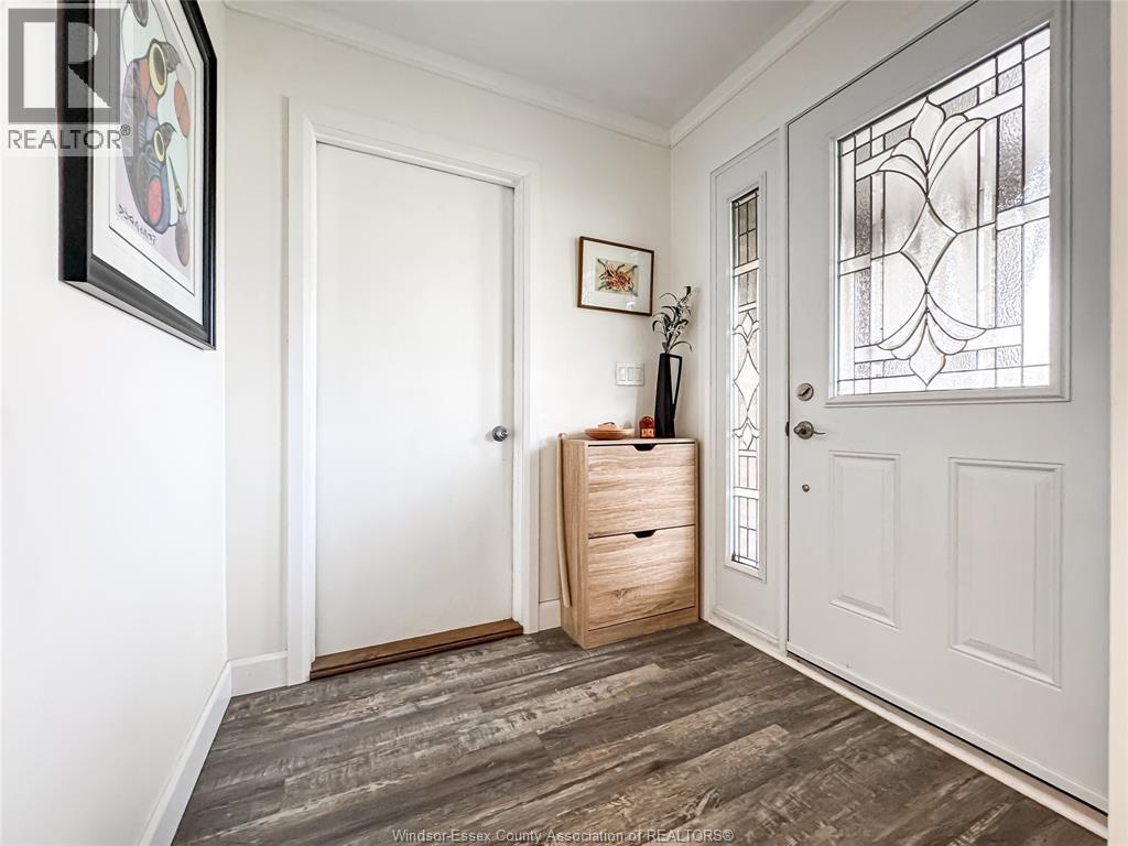 276 FAIRWAY CRES - 3