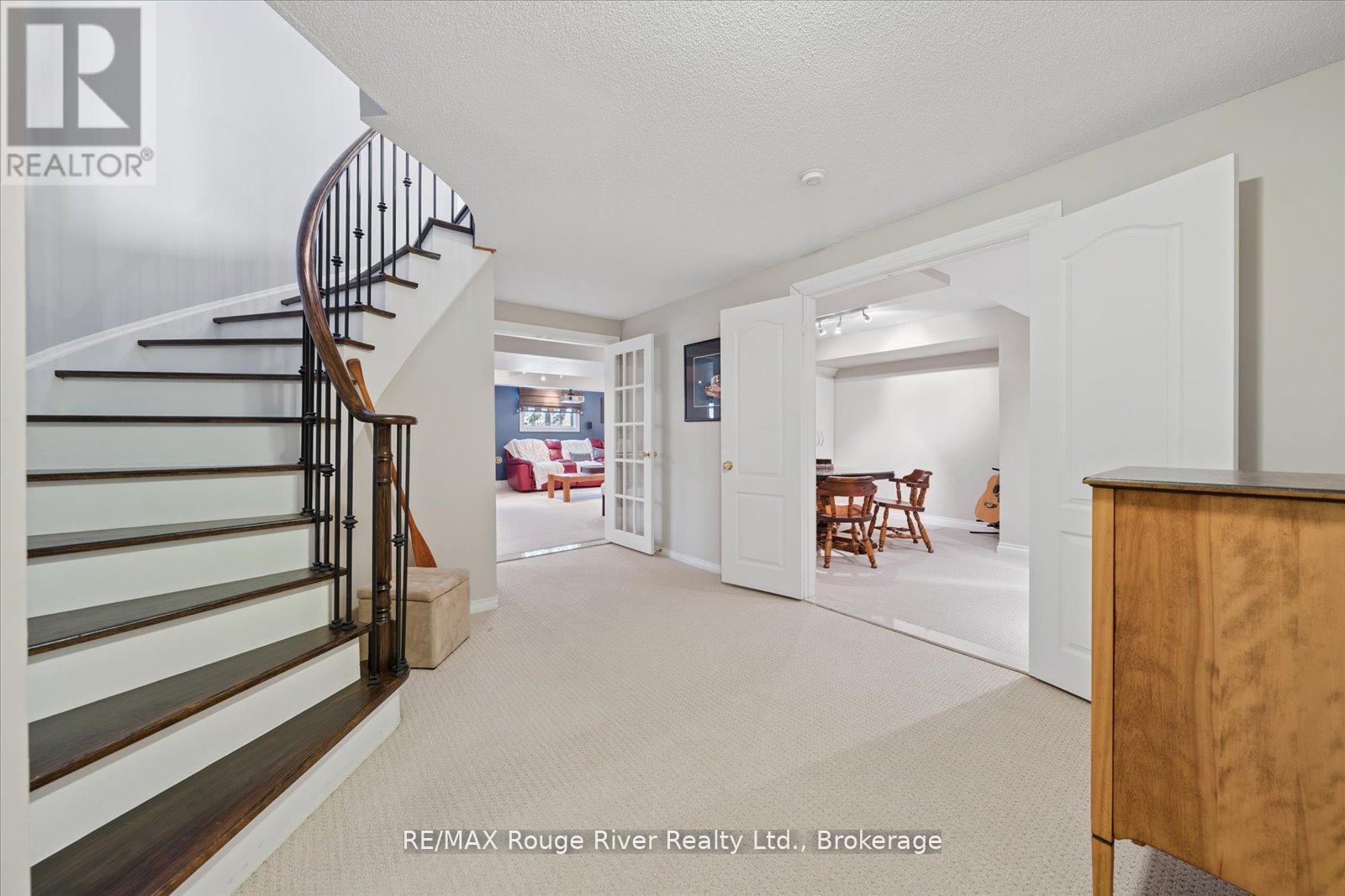 8 BRIGGS CRESCENT - 32