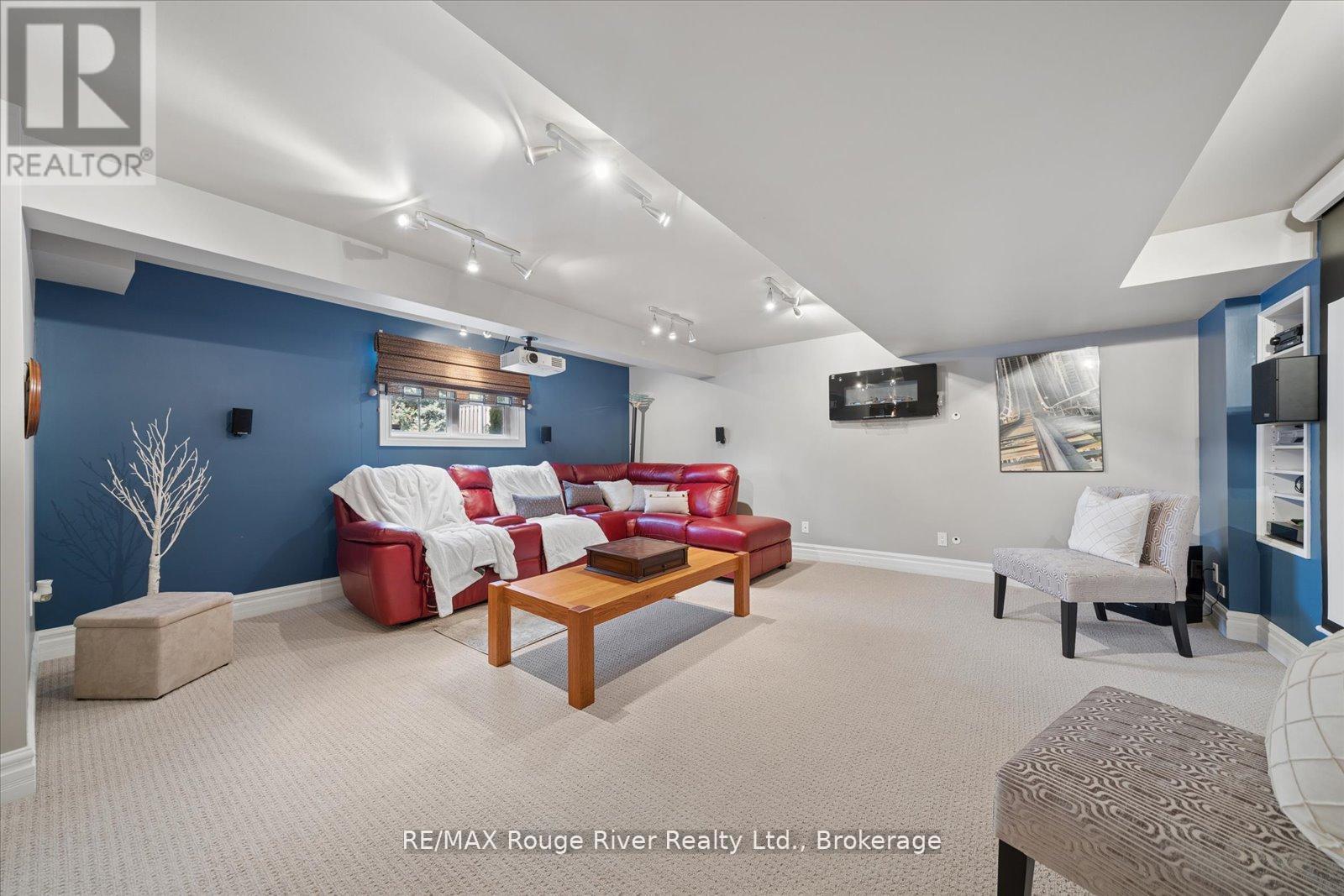8 BRIGGS CRESCENT - 33