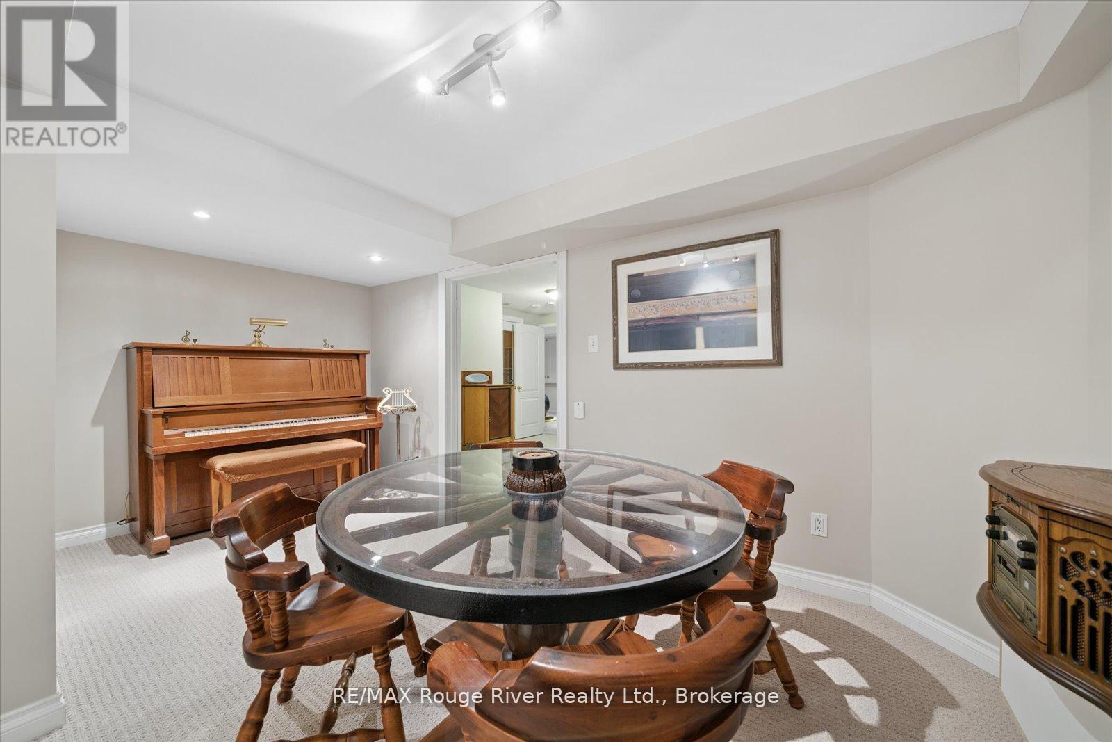 8 BRIGGS CRESCENT - 40