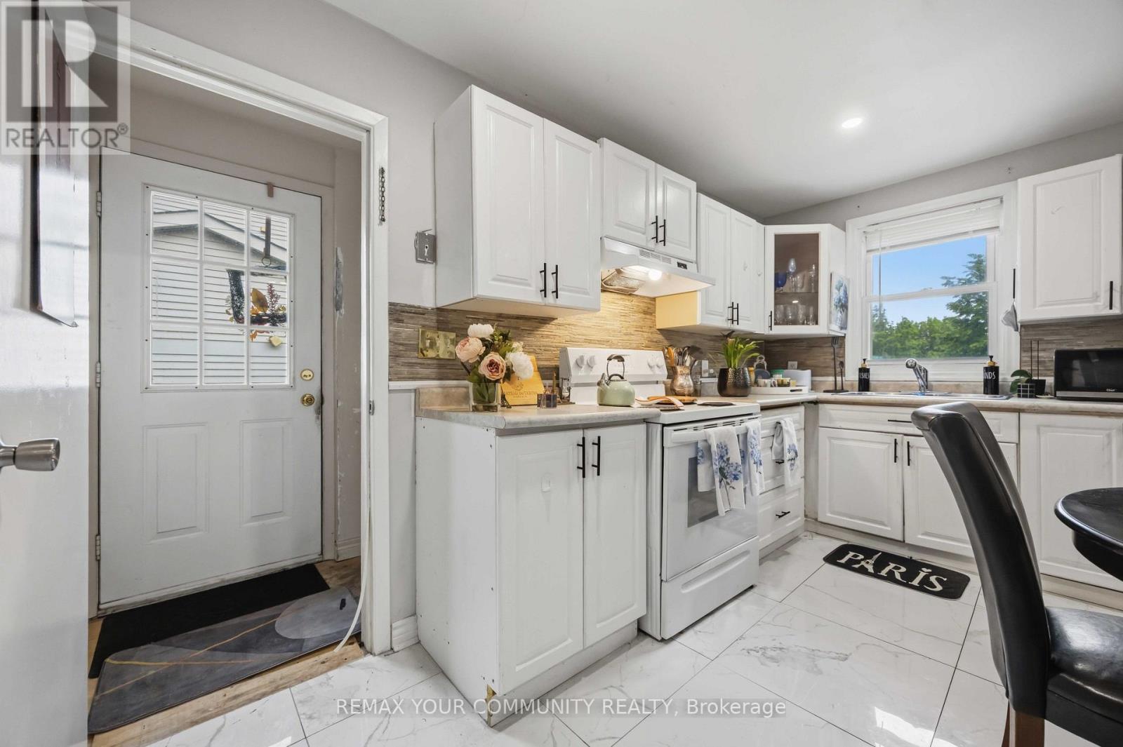 148 BAYVIEW AVENUE - 18