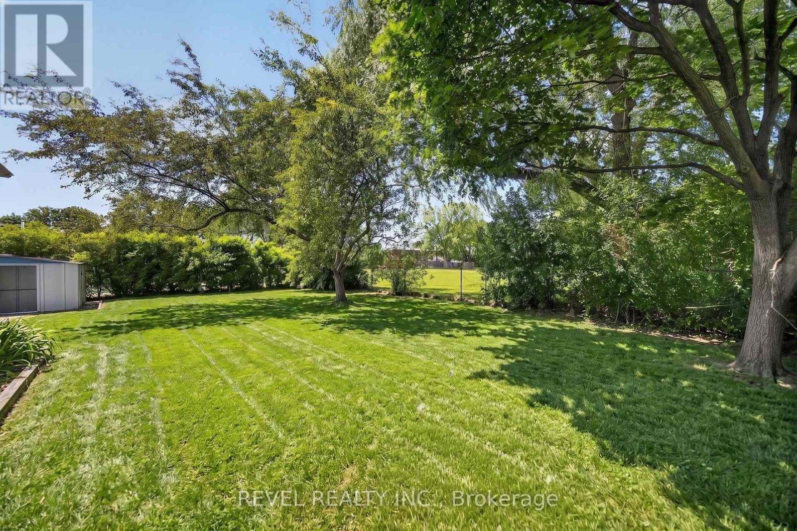 9 DELORAINE DRIVE - 23