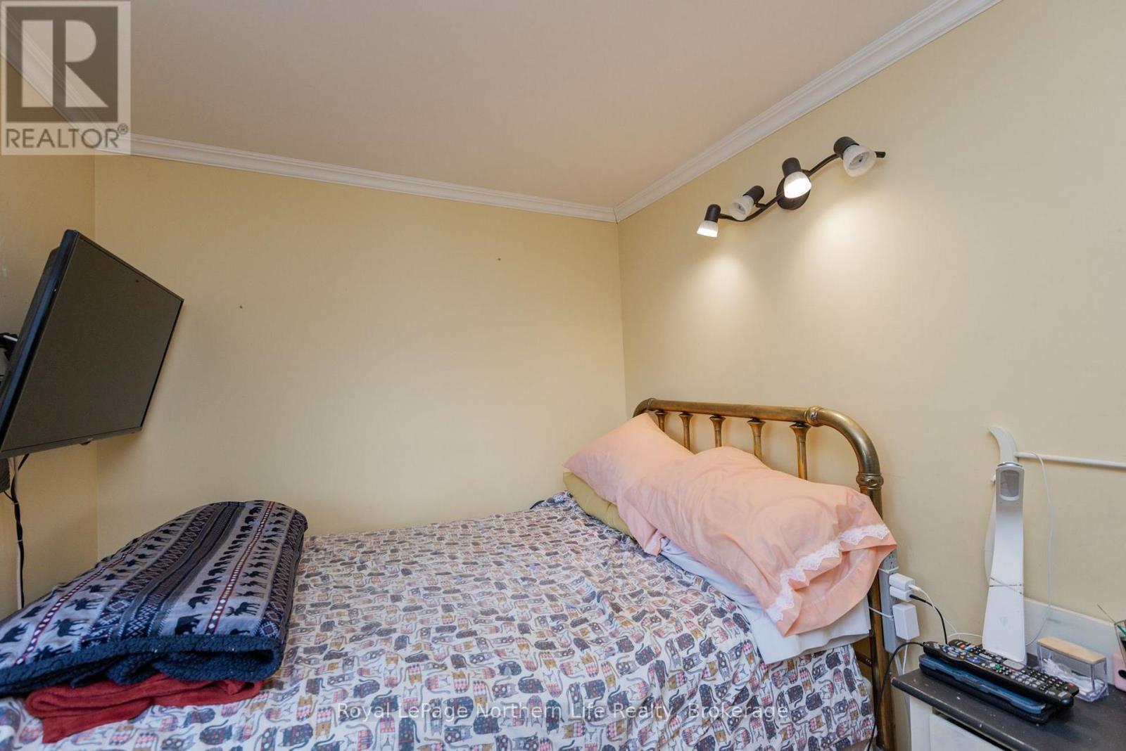 216 GREEN ROAD - 21