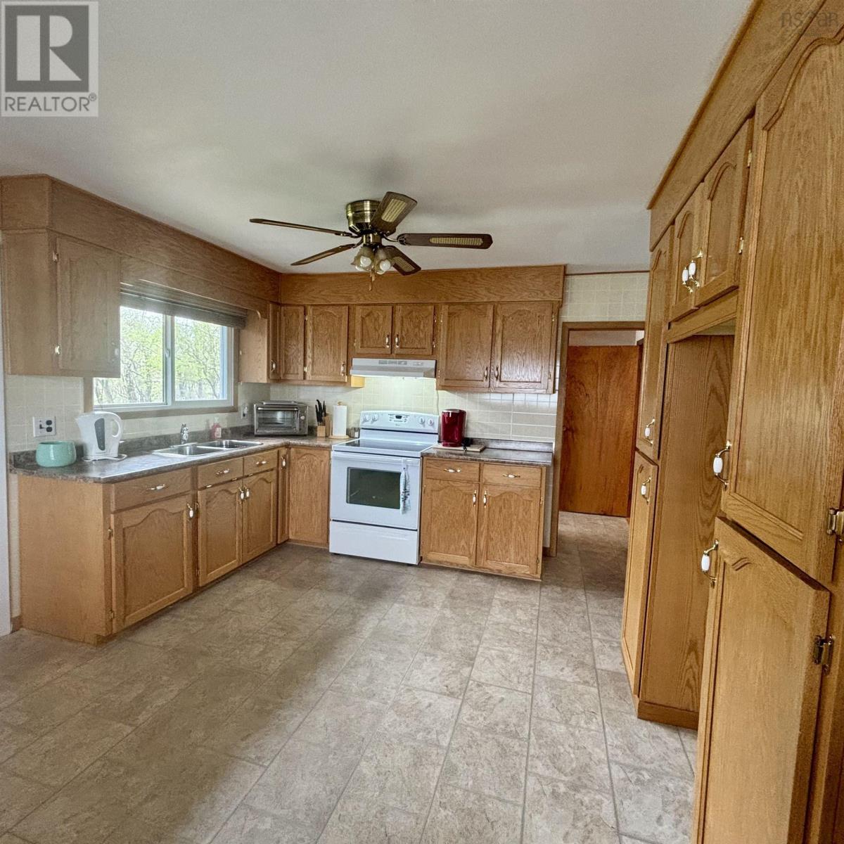 654 Mahon Street - 12