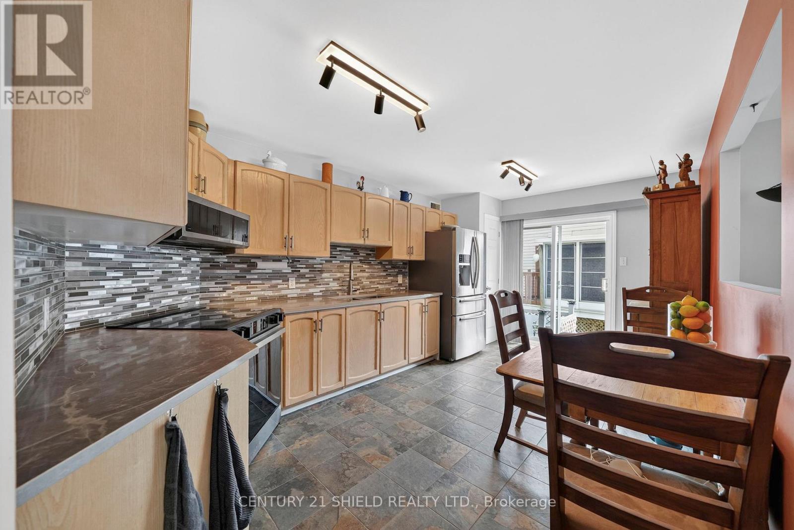 27 WELLINGTON STREET E - 11