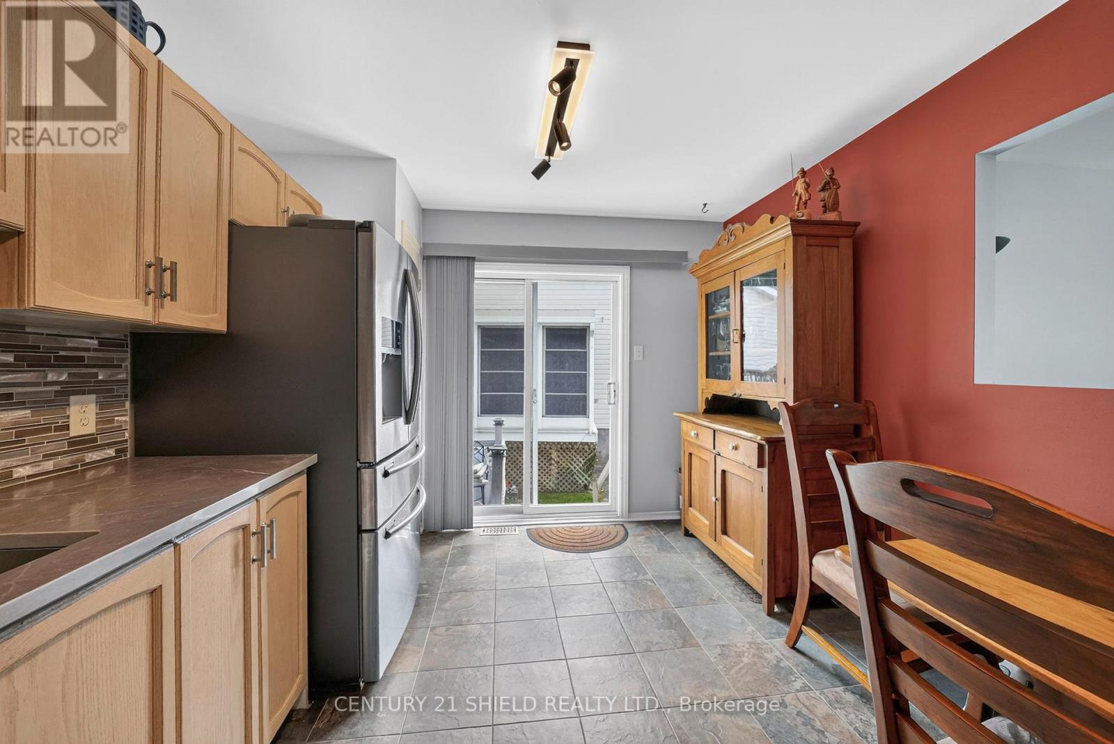 27 WELLINGTON STREET E - 12