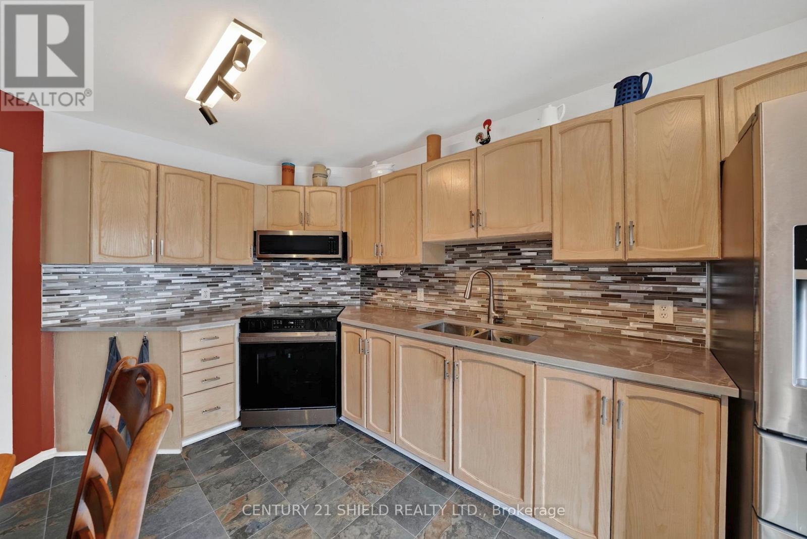 27 WELLINGTON STREET E - 13