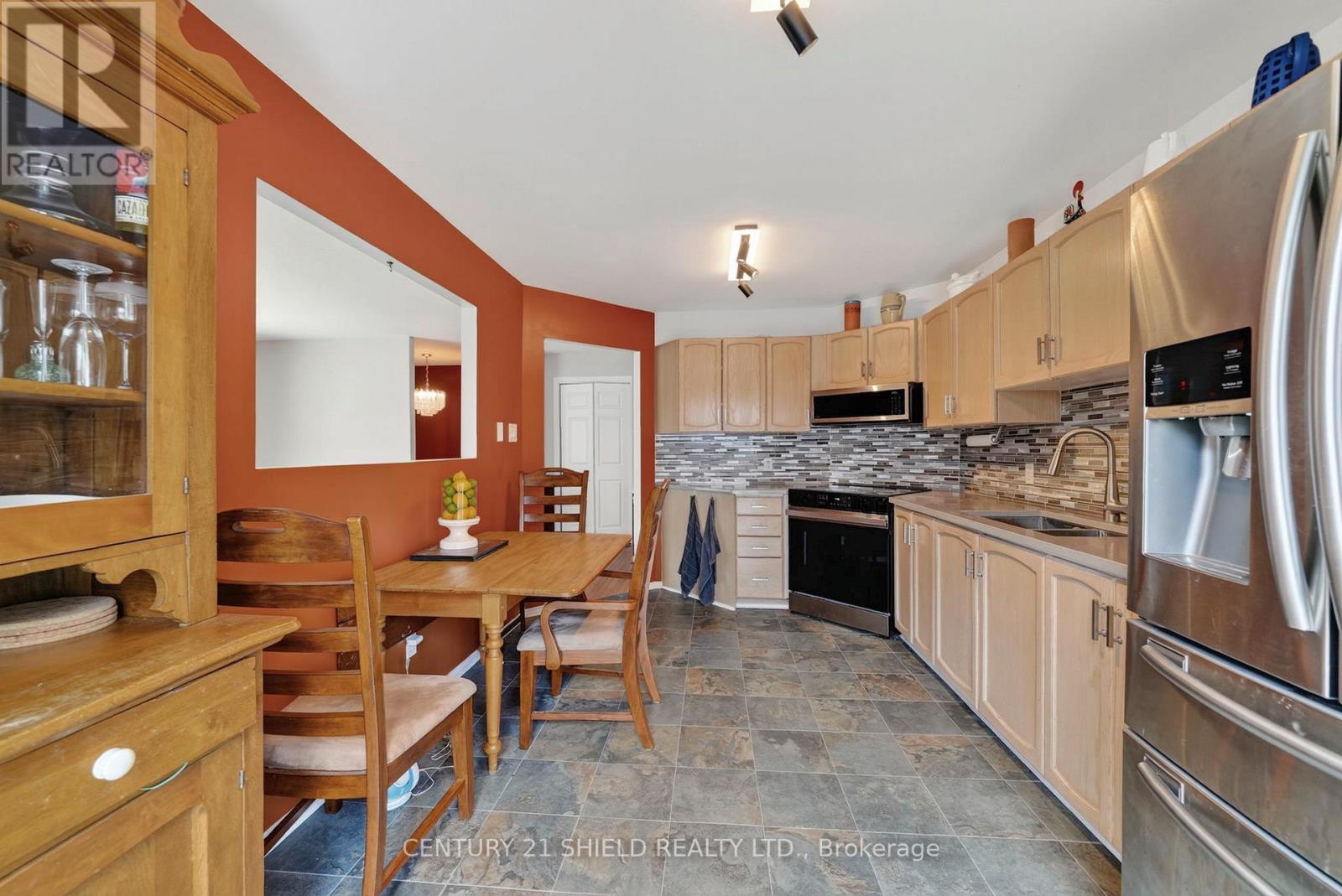 27 WELLINGTON STREET E - 14