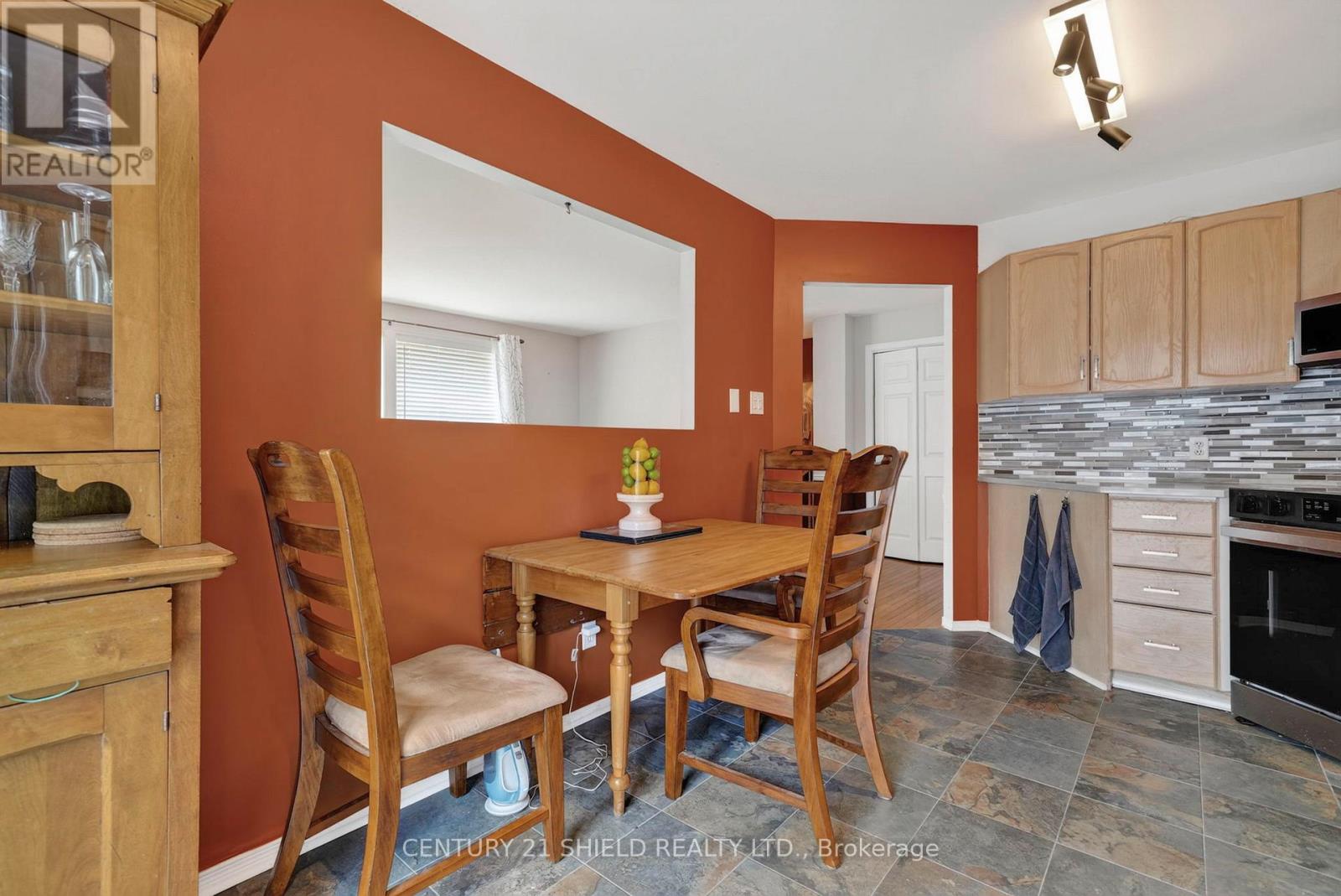 27 WELLINGTON STREET E - 15