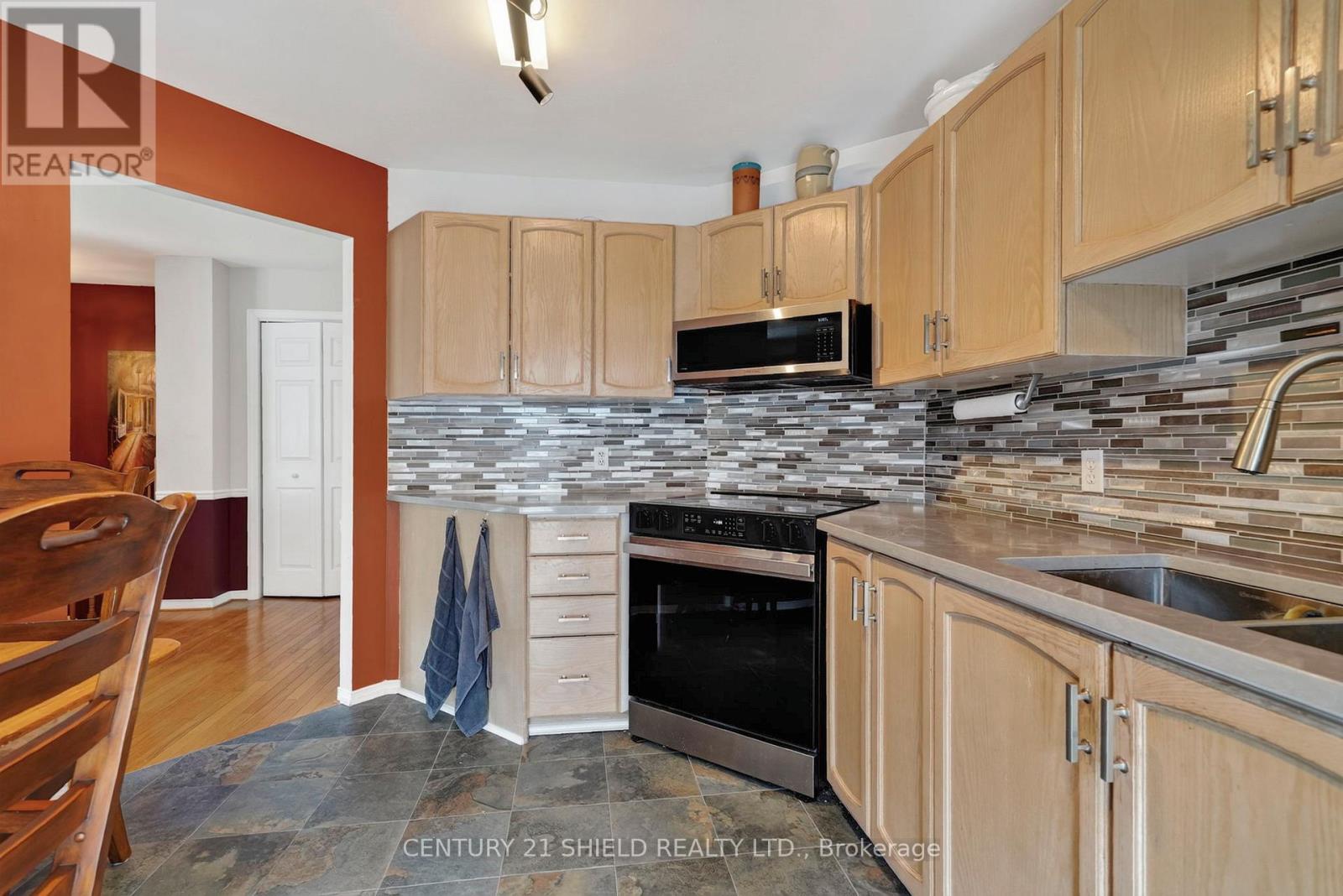 27 WELLINGTON STREET E - 16