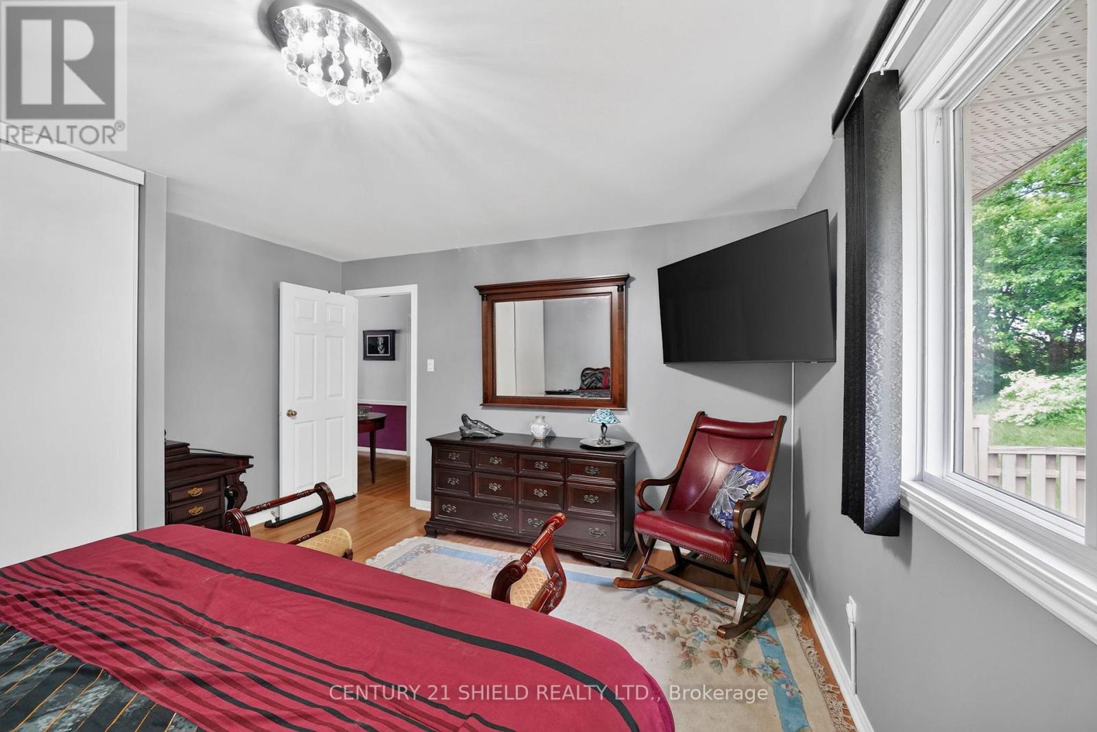 27 WELLINGTON STREET E - 22