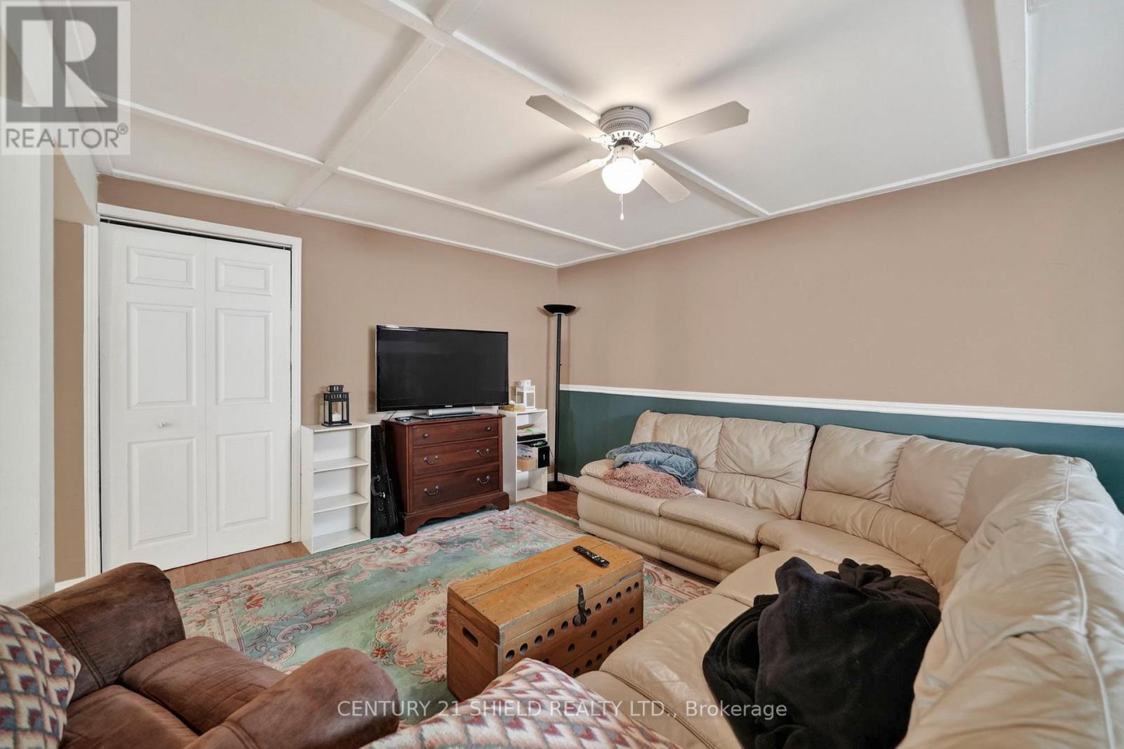 27 WELLINGTON STREET E - 29