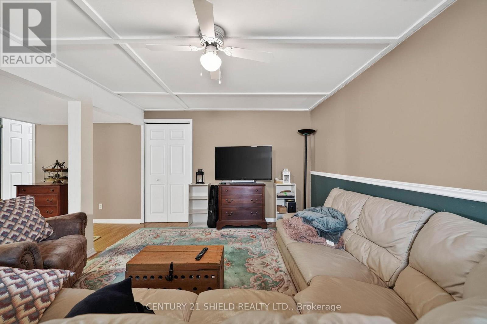 27 WELLINGTON STREET E - 30