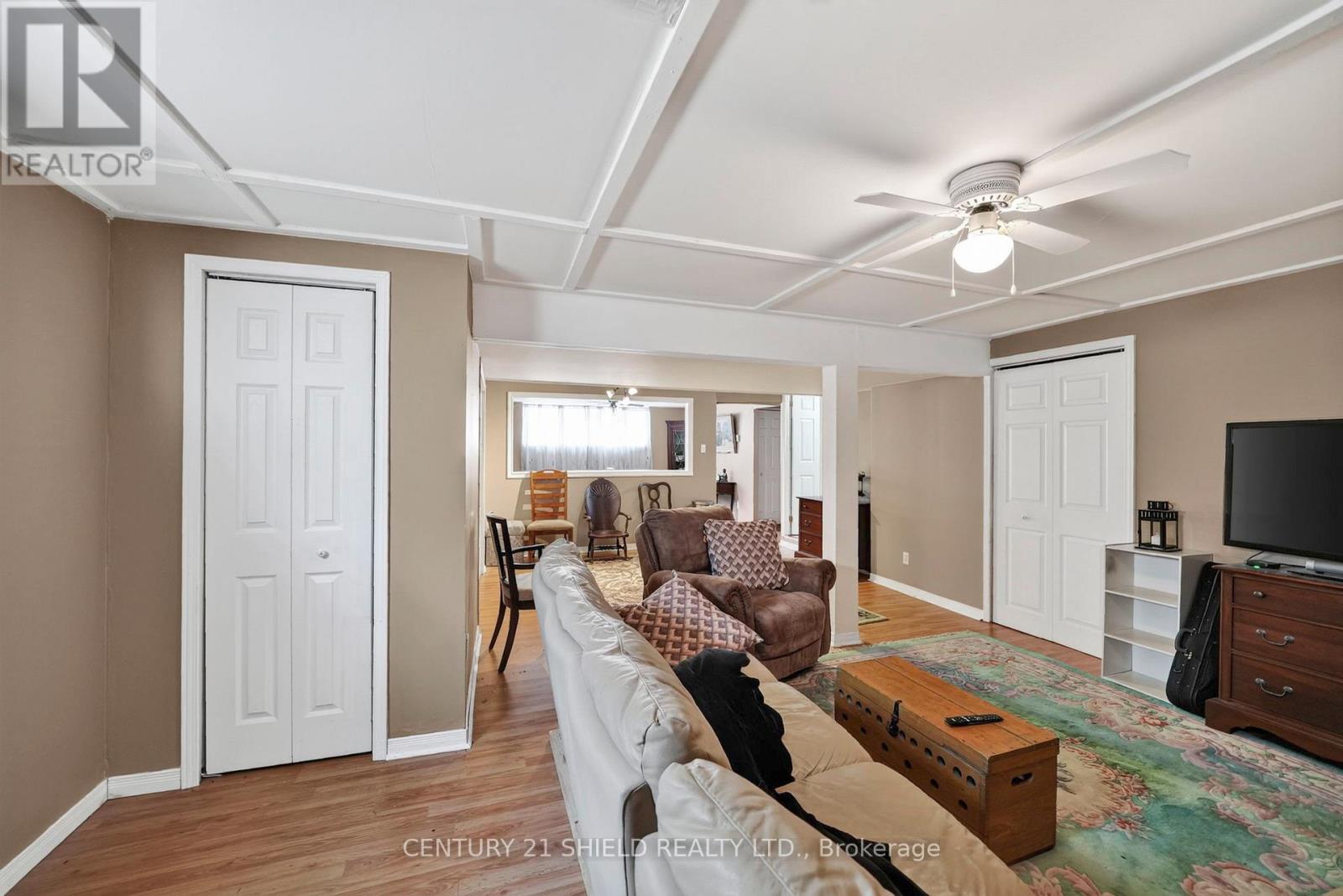 27 WELLINGTON STREET E - 31