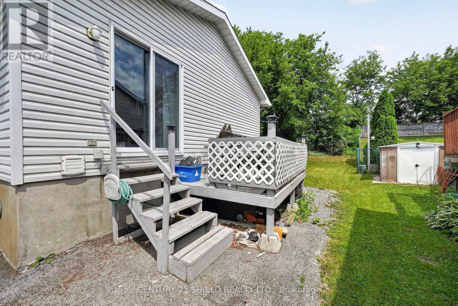 27 WELLINGTON STREET E - 33
