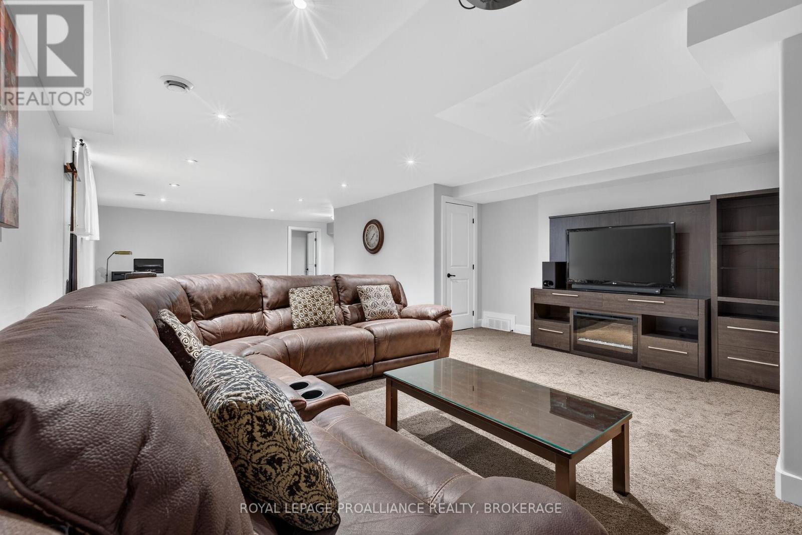 142 GILDERSLEEVE BOULEVARD - 32