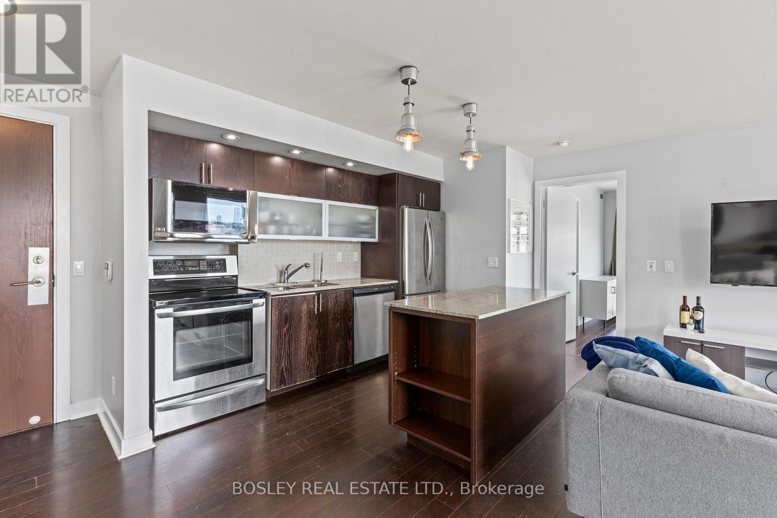 Kitchen with large Island