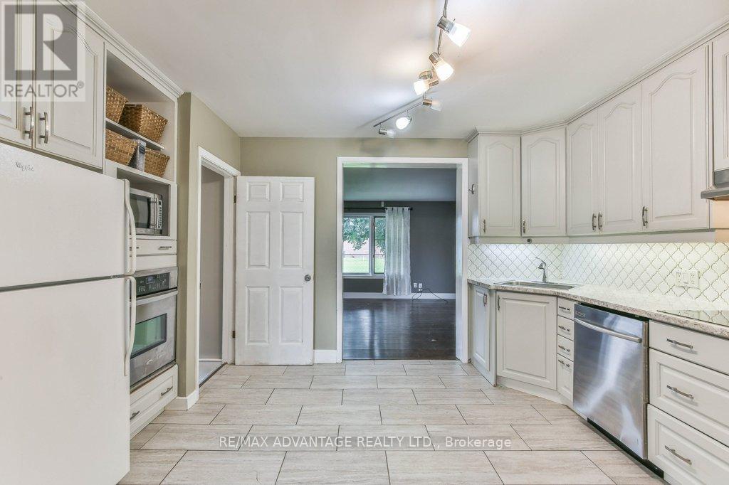 25 LAURENTIAN DRIVE S - 12