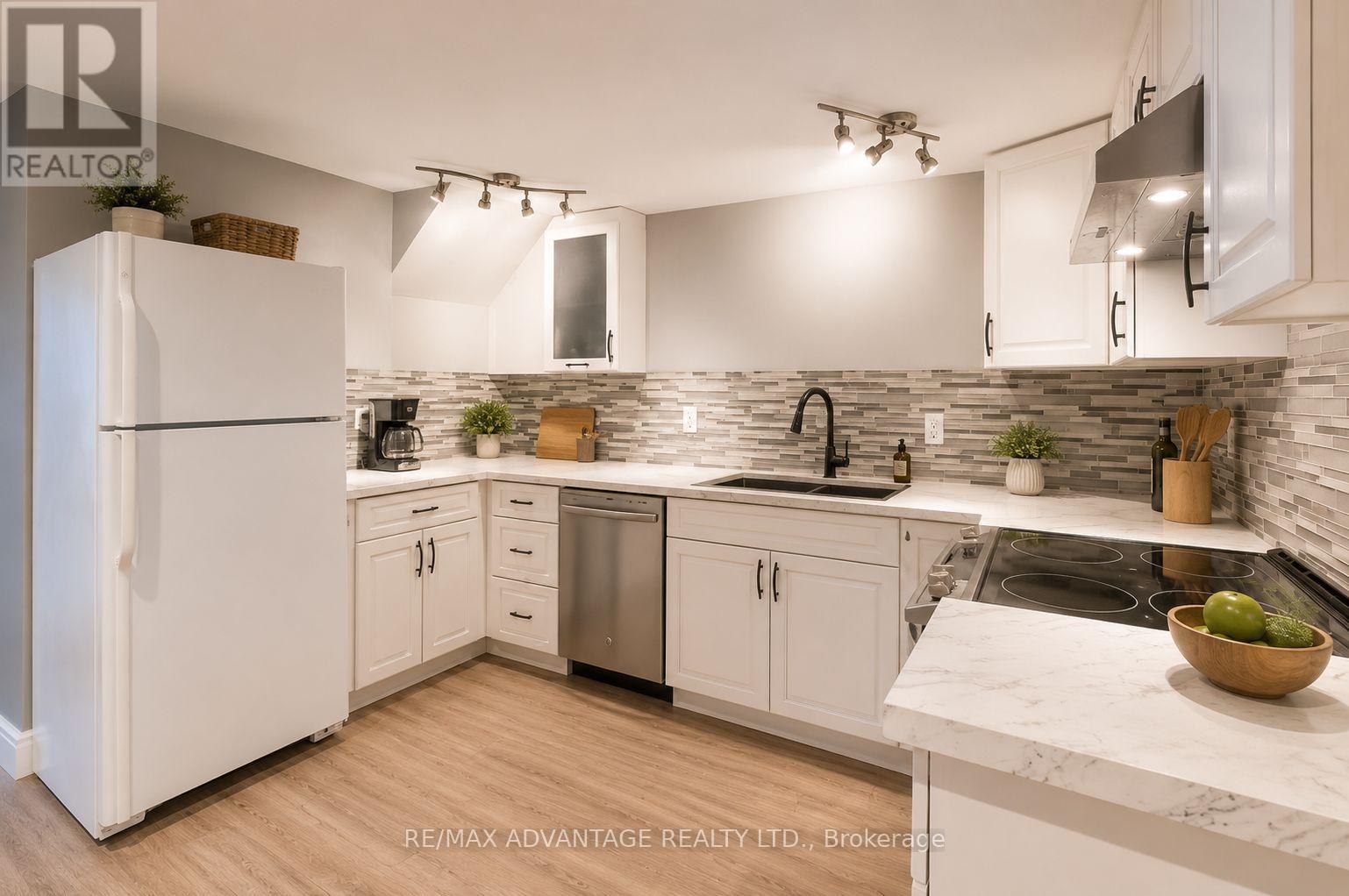 25 LAURENTIAN DRIVE S - 21