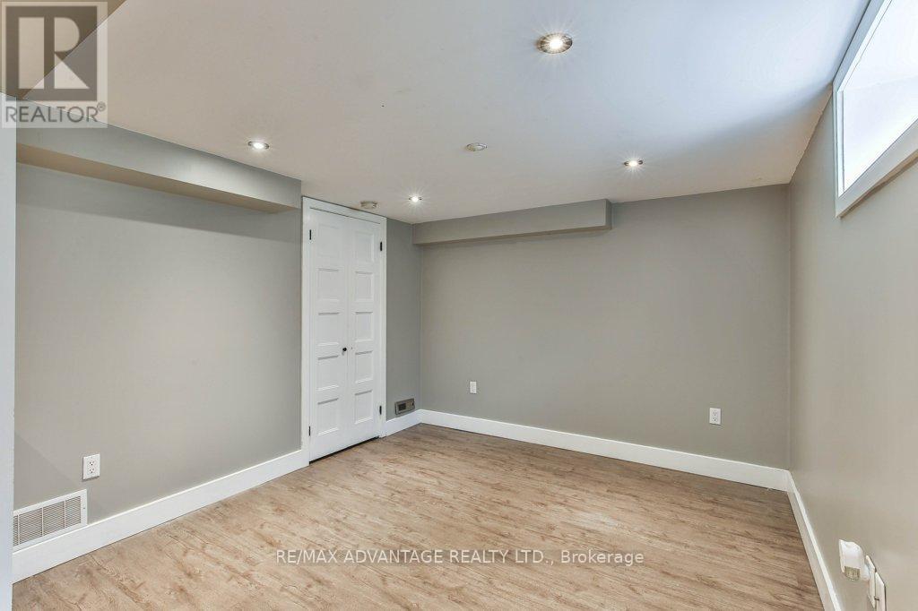 25 LAURENTIAN DRIVE S - 24