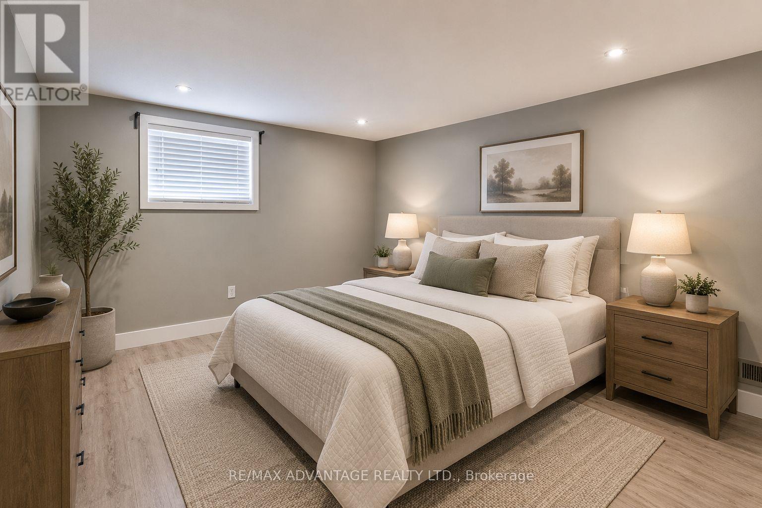 25 LAURENTIAN DRIVE S - 26