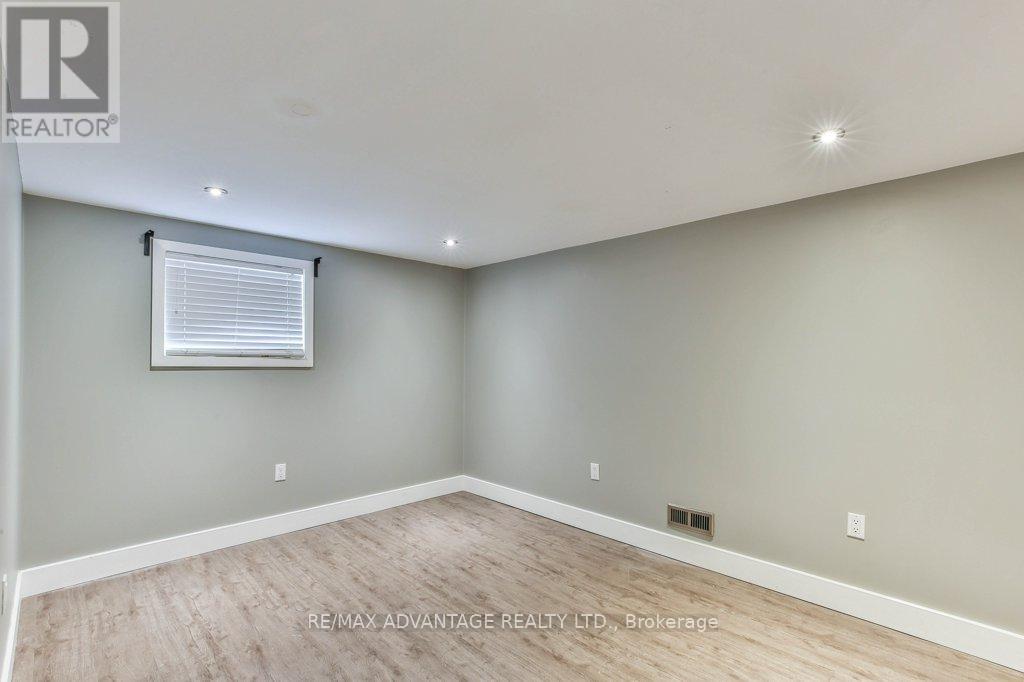 25 LAURENTIAN DRIVE S - 27